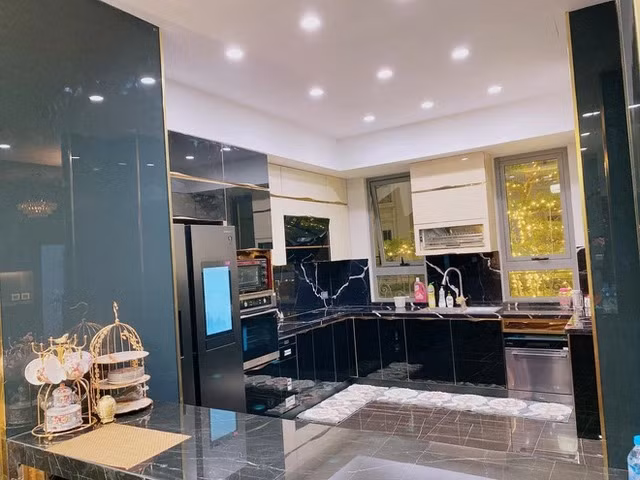 Phòng bếp và bàn ăn được ốp đá. Ảnh: FBNV