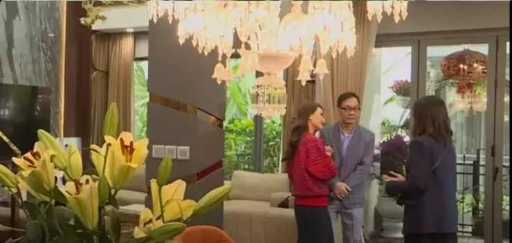 Trong chương trình "Gõ Cửa Thăm Nhà" mới đây, nghệ sĩ Đức Khuê và MC Huyền Trang khiến nhiều người choáng ngợp khi ghé thăm biệt thự của hot girl bóng đá nổi tiếng Phan Thị Thủy Tiên. Ảnh chụp màn hình