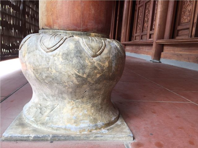 Đế cột trụ làm từ đá xanh mua ở Thanh Hoá. Ảnh: Dân Việt