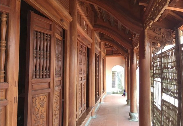 Các trụ cột bên trong nhà đều được làm từ những cây mít tuổi đời từ 20 năm đến hàng trăm năm tuổi. Ảnh: Dân Việt