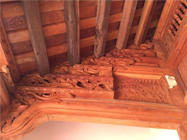 Hoa văn trong nhà đều được chạm khắc tinh xảo và tỉ mỉ đến từng chi tiết. Ảnh: Giadinhxahoi