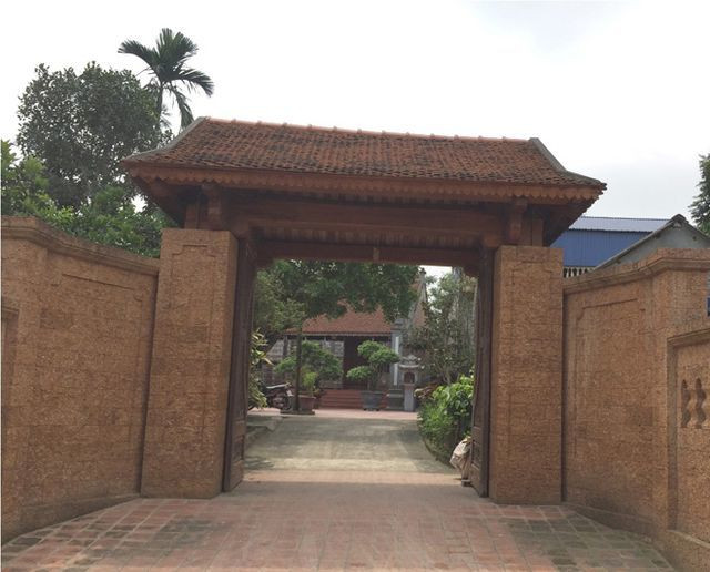 Tường, cột trụ ngoài cổng được xây bằng đá ong vừa bền vừa mang nét cổ kính. Ảnh: Dân Việt.