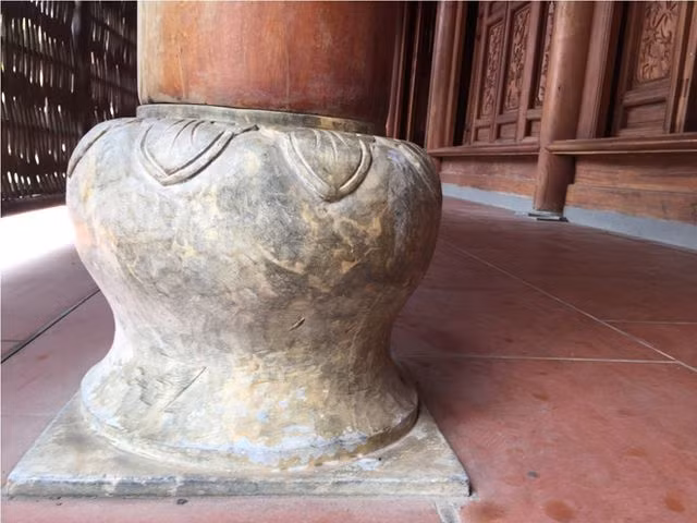 Đế cột trụ làm từ đá xanh mua ở Thanh Hoá. Ảnh: Dân Việt