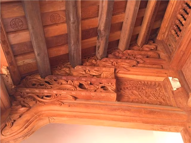 Hoa văn trong nhà đều được chạm khắc tinh xảo và tỉ mỉ đến từng chi tiết. Ảnh: Giadinhxahoi