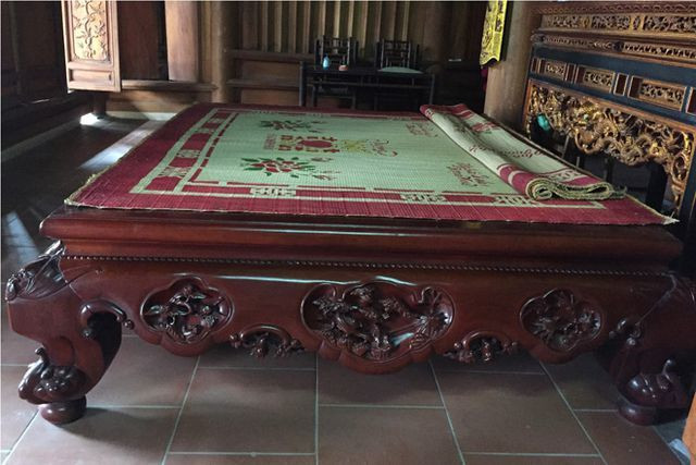 Sập làm bằng gỗ gụ được kê ở gian giữa. Ảnh: Dân Việt