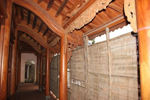 Mành tre trước cửa căn nhà gỗ theo đúng kiểu xưa truyền lại. Ảnh: Vietnamnet