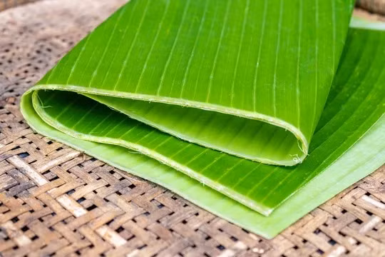 Lá chuối xuất khẩu phải là lá to, đẹp, không bị rách. Sau đó, lá chuối trả qua nhiều công đoạn sơ chế và đóng gói. Ảnh: eBay