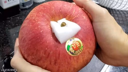 Chưa hết, giống táo Sekai Ichi Nhật Bản chỉ có vào mùa thu đến đầu đông, không sản xuất hàng loạt nên không được bán đại trà trên thị trường. Ảnh: Getty