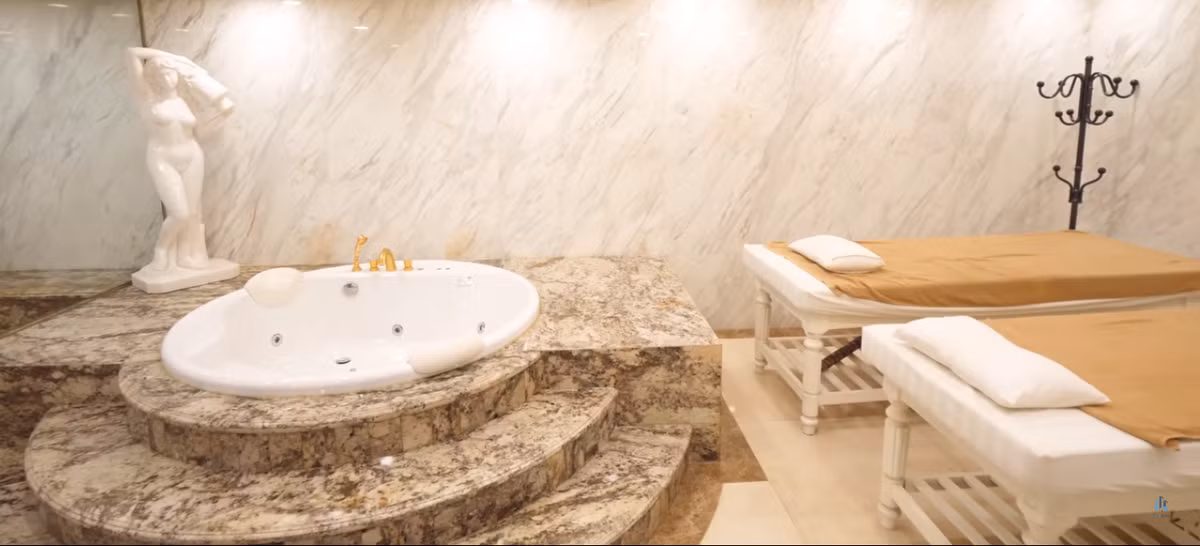 Dưới tầng hầm của căn nhà có phòng giải trí, phòng spa hiệnd dại.