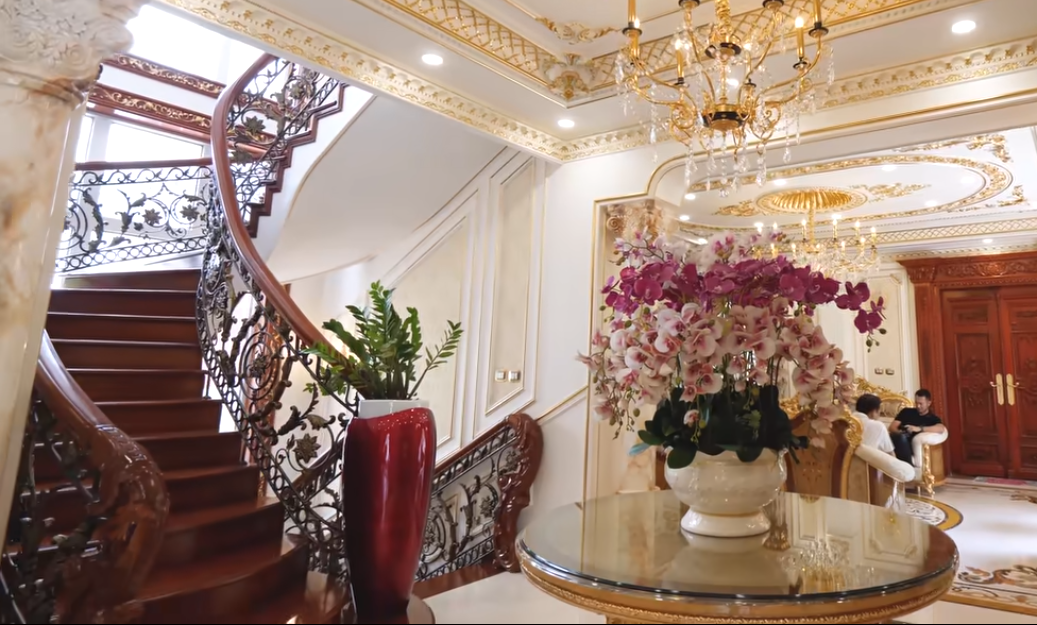 Cầu thang đậm phong cách châu Âu làm từ gỗ gõ đỏ Lào với hoa văn sắt mỹ thuật.