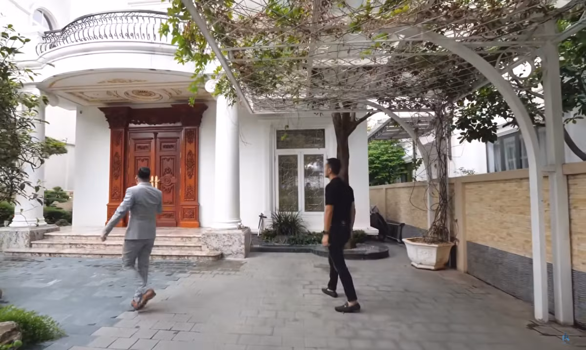 Khoảng sân trước nhà rộng rãi, đủ chỗ để vài chiếc ô tô.