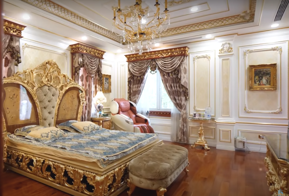 Trên tầng 2 có 3 khu vực riêng biệt gồm phòng sinh hoạt chung ở giữa hai phòng ngủ. Trong phòng ngủ nổi bật với chiếc giường lớn, mạ vàng theo phong cách hoàng gia cực kỳ sang trọng.