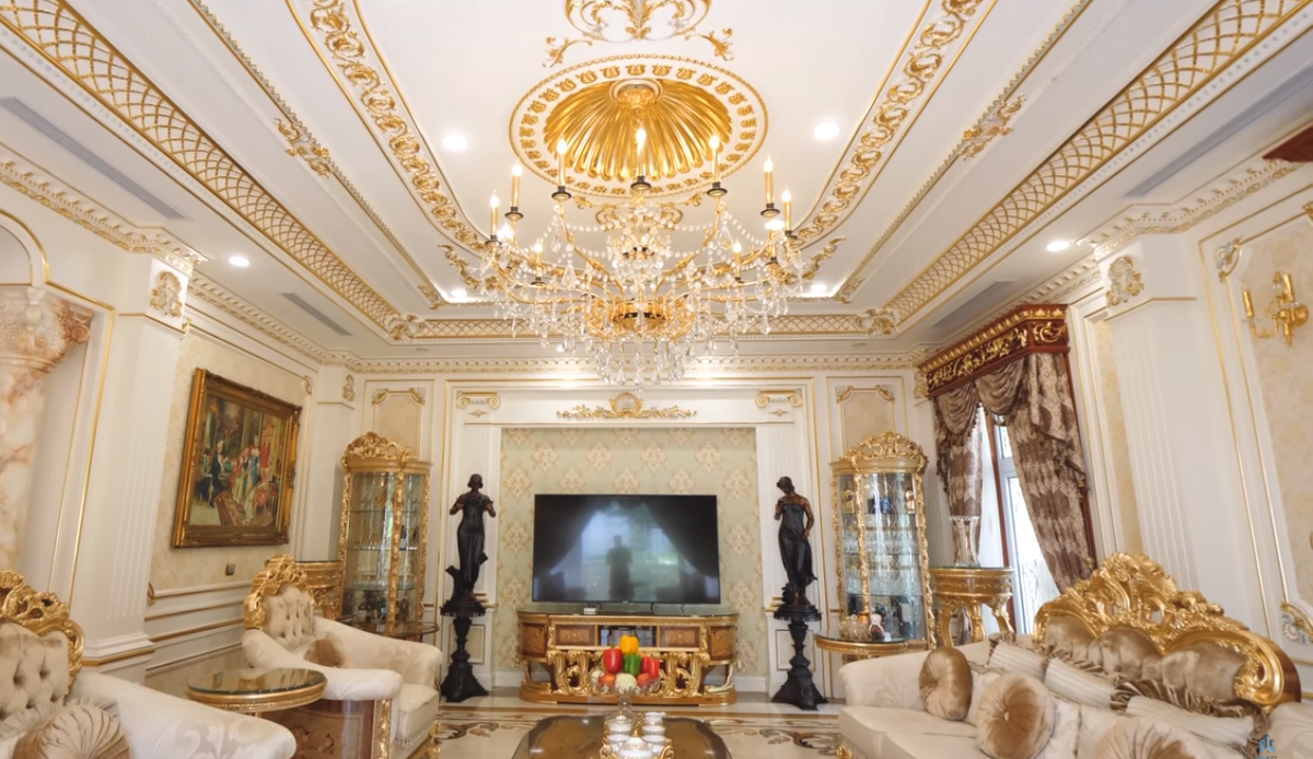 Trong nhà có nhiều chi tiết dát vàng 24k sang trọng.