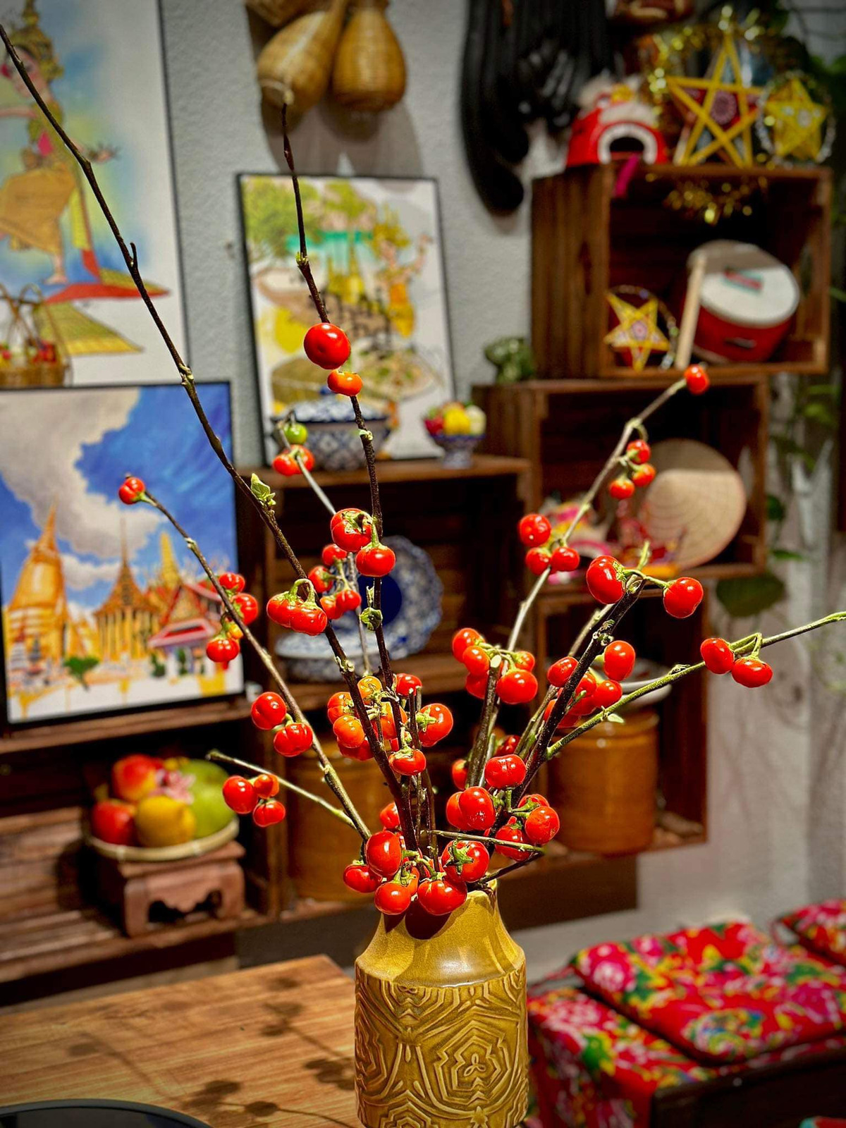 Ngoài thị, cành quả cà chua cắm bình cũng được nhiều chị em lựa chọn. Ảnh: FB Nguyễn Bích Thảo