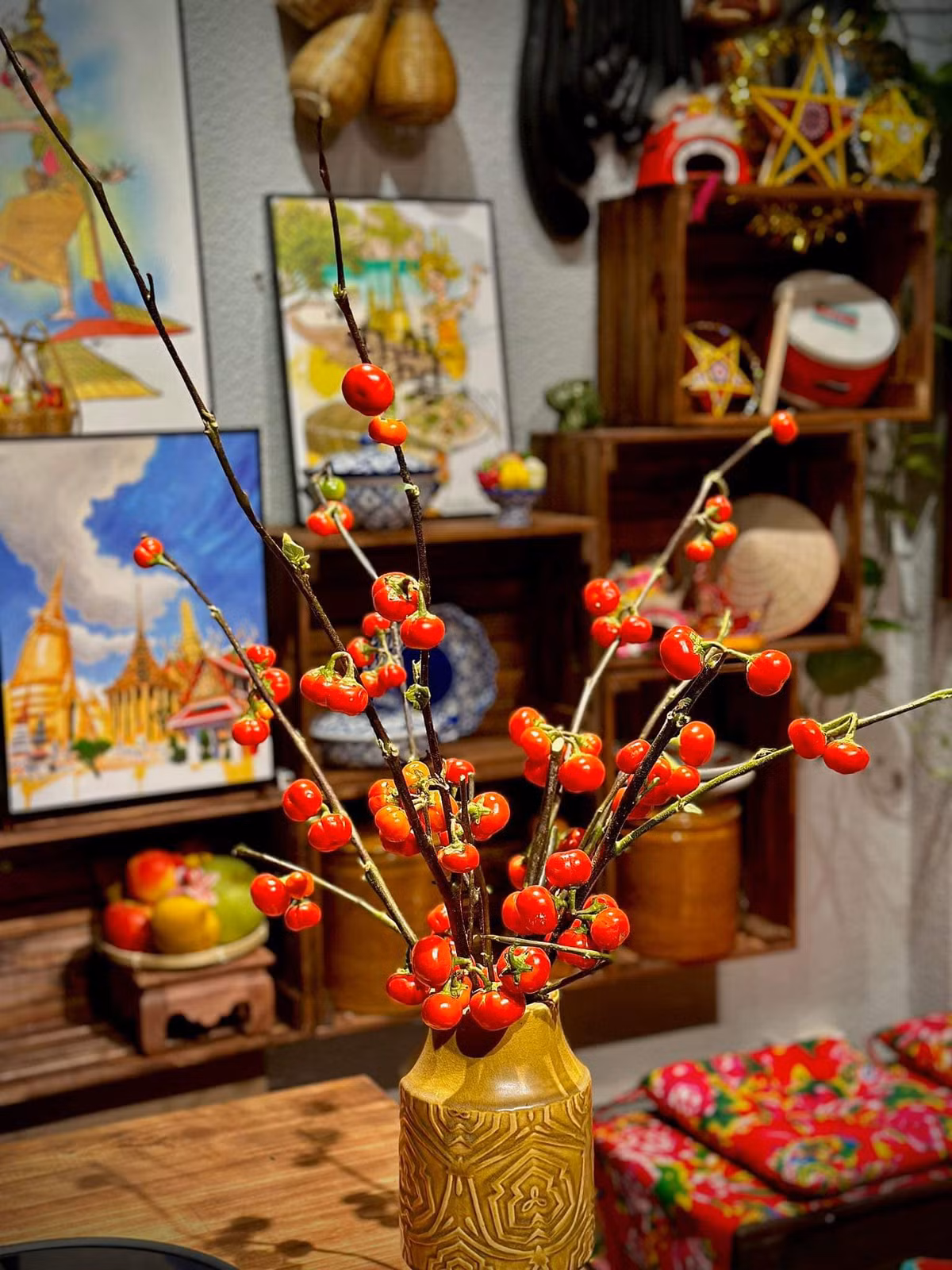 Ngoài thị, cành quả cà chua cắm bình cũng được nhiều chị em lựa chọn. Ảnh: FB Nguyễn Bích Thảo