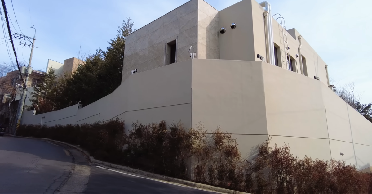 Biệt thự của Lisa có diện tích hơn 660 mét vuông, gồm 2 tầng trên mặt đất và 1 tầng hầm. Trước khi thuộc về Lisa, ngôi nhà này đã thuộc về bà Chang Seon-yoon, cháu gái của nhà sáng lập Tập đoàn Lotte, Shin Kyuk-ho. Ảnh: Uchify