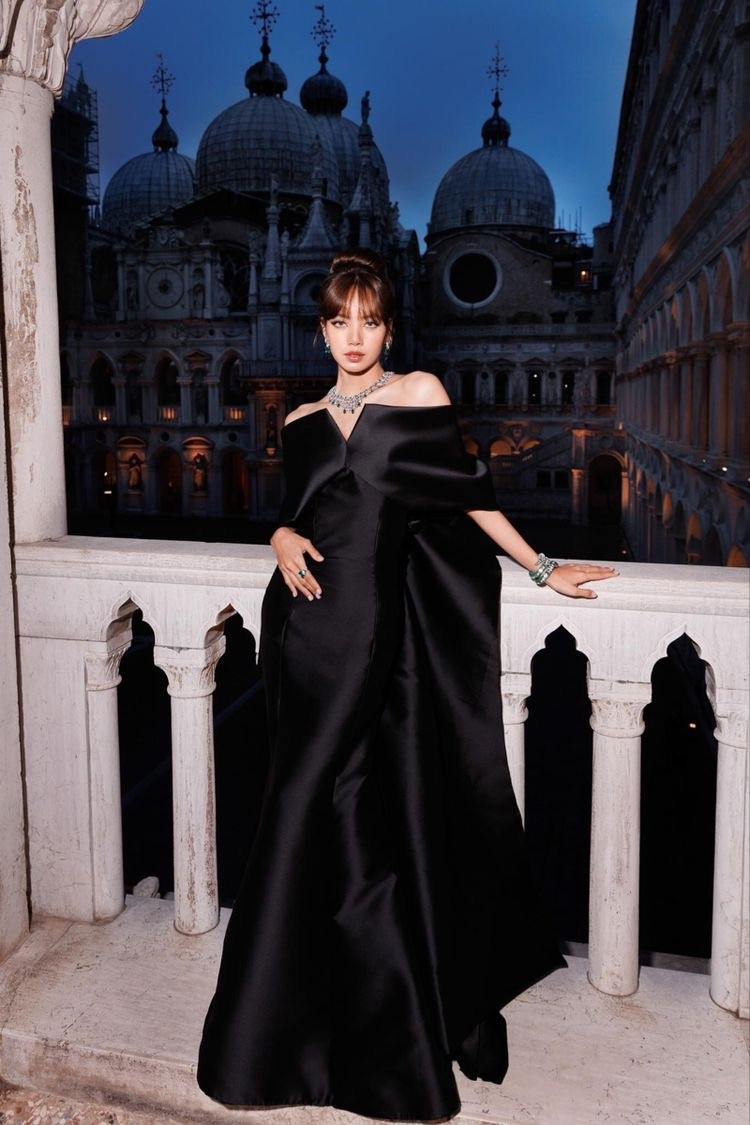 Ngoài ra, Lisa cũng sở hữu một chiếc thẻ đen quyền lực chỉ dành cho giới siêu giàu. Theo Koreaboo, chỉ có 0,05% dân số Hàn Quốc có cơ hội nắm trong tay chiếc thẻ danh giá này. Ảnh: Allkpop