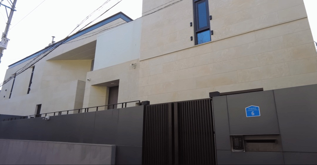 Đầu tháng 2 vừa qua, Nate đưa tin Lisa mua một căn biệt thự đẳng cấp có giá 7,5 tỉ won (khoảng 143 tỷ đồng) thuộc quận Seongbuk, Seoul. Ảnh: Uchify