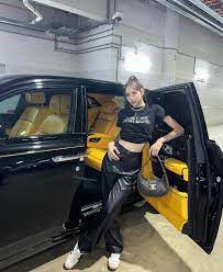 Bên canh đó, Lisa sở hữu tới hai xe Rolls-Royce. Chiếc Dawn có giá khoảng 322.000 USD (xấp xỉ 7,6 tỷ đồng). Lisa cũng mạnh tay chi tiền cho siêu phẩm Lamborghini Aventador giá gần 557.000 USD (hơn 13 tỷ đồng). Ảnh: Facebook