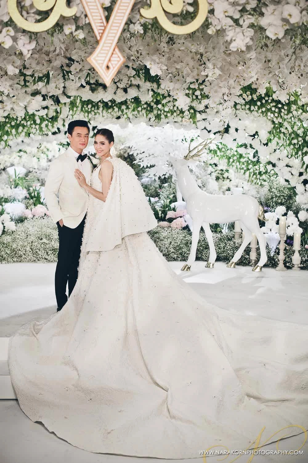 Năm 2015, Nott Visrit tổ chức hôn lễ với ngôi sao Chompoo Araya. Anh chuẩn bị lễ vật cầu kỳ, hoành tráng làm quà tặng cho cô dâu bao gồm bao gồm trang sức, quyền sở hữu khu đất giá trị, vàng và tiền mặt. Ảnh: News