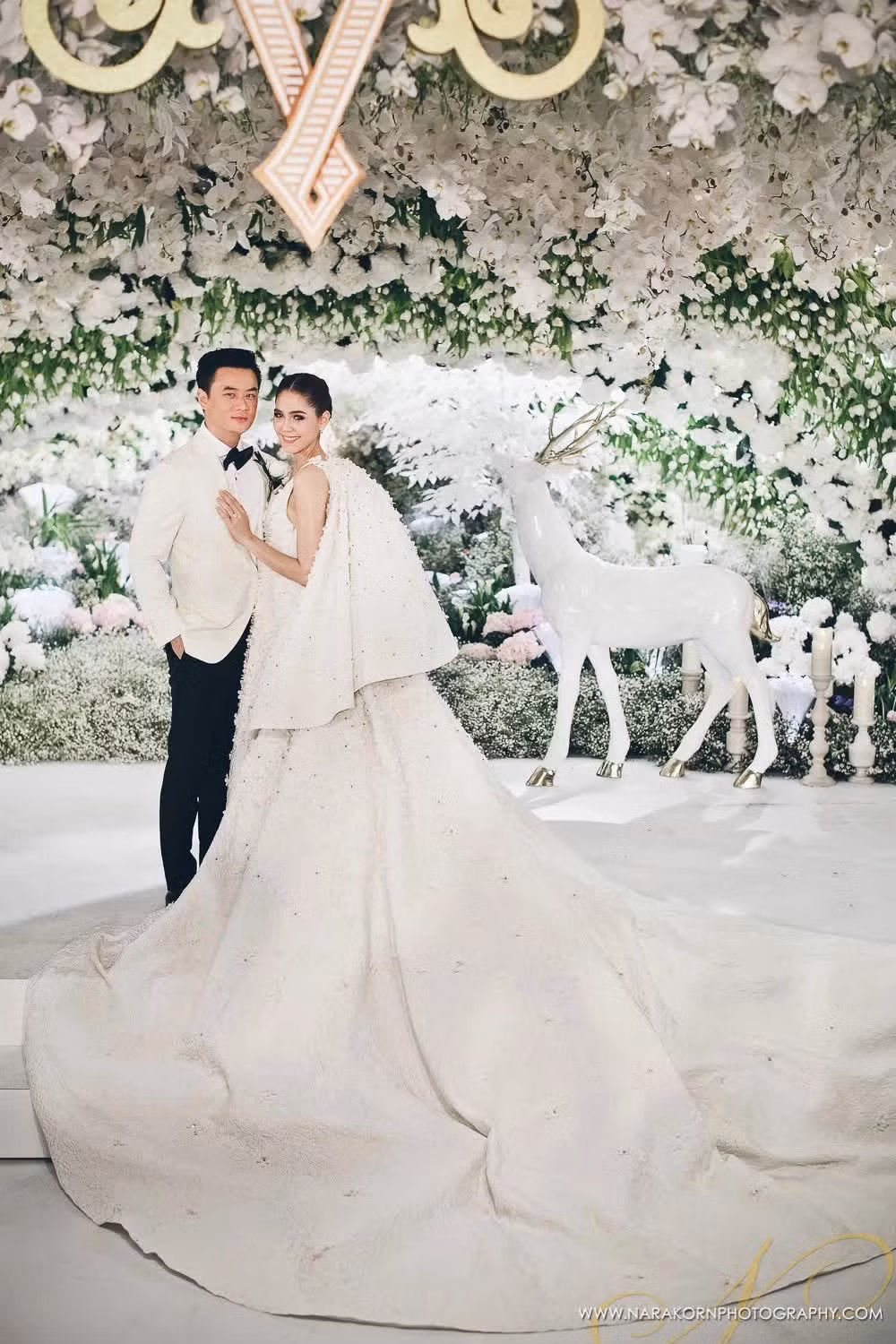 Năm 2015, Nott Visrit tổ chức hôn lễ với ngôi sao Chompoo Araya. Anh chuẩn bị lễ vật cầu kỳ, hoành tráng làm quà tặng cho cô dâu bao gồm bao gồm trang sức, quyền sở hữu khu đất giá trị, vàng và tiền mặt. Ảnh: News