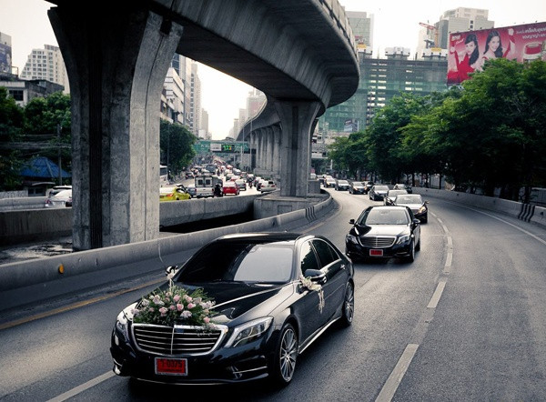 Sáng ngày đính hôn, chủ rể cùng khoảng 30 thành viên trong gia đình tới khách sạn cử hành nghi thức bằng 15 chiếc xe sang Mercedes S300, 10 chiếc trong số đó dùng để chở lễ vật. Ảnh: News