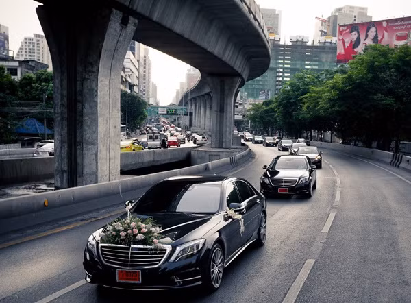 Sáng ngày đính hôn, chủ rể cùng khoảng 30 thành viên trong gia đình tới khách sạn cử hành nghi thức bằng 15 chiếc xe sang Mercedes S300, 10 chiếc trong số đó dùng để chở lễ vật. Ảnh: News