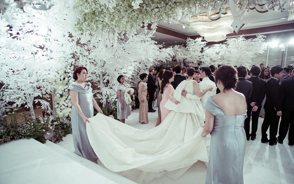 Tỷ phú Thái Lan còn chuẩn bị chiếc nhẫn 8 carat và đôi khuyên tai 14 carat để đeo cho cô dâu trong buổi lễ đính hôn. Giá trị các món quà tặng ước tính khoảng 108 triệu baht (hơn 75 tỷ đồng theo tỷ giá hiện nay). Ảnh: News