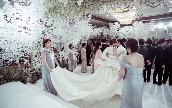 Tỷ phú Thái Lan còn chuẩn bị chiếc nhẫn 8 carat và đôi khuyên tai 14 carat để đeo cho cô dâu trong buổi lễ đính hôn. Giá trị các món quà tặng ước tính khoảng 108 triệu baht (hơn 75 tỷ đồng theo tỷ giá hiện nay). Ảnh: News