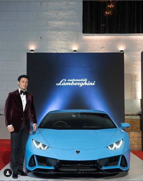 Là một trong những tỷ phú trẻ nhất Thái Lan, Nott Visrut sở hữu nhiều siêu xe, biệt thự. Ảnh: Instagram