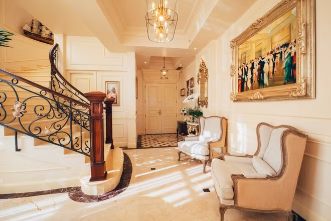 Nội thất được trang trí theo phong cách phương Tây với hai gam màu chủ đạo là vàng, trắng. Ảnh: Zing