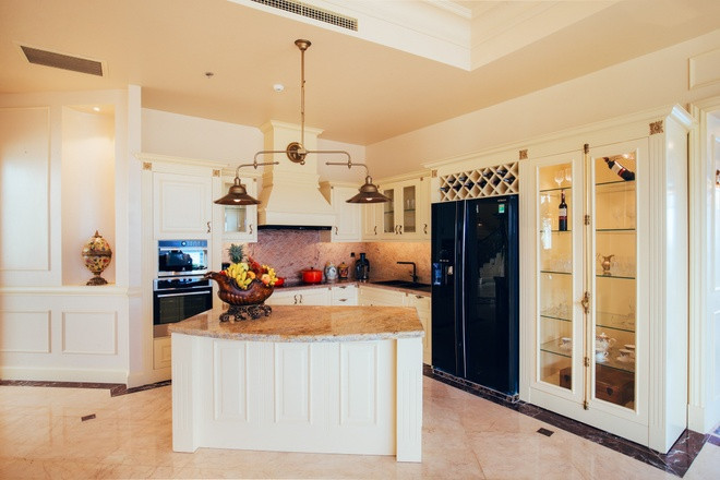 Góc bếp thiết kế lạ mắt với tông nền trắng cùng dáng vẻ cổ điển. Ảnh: Zing