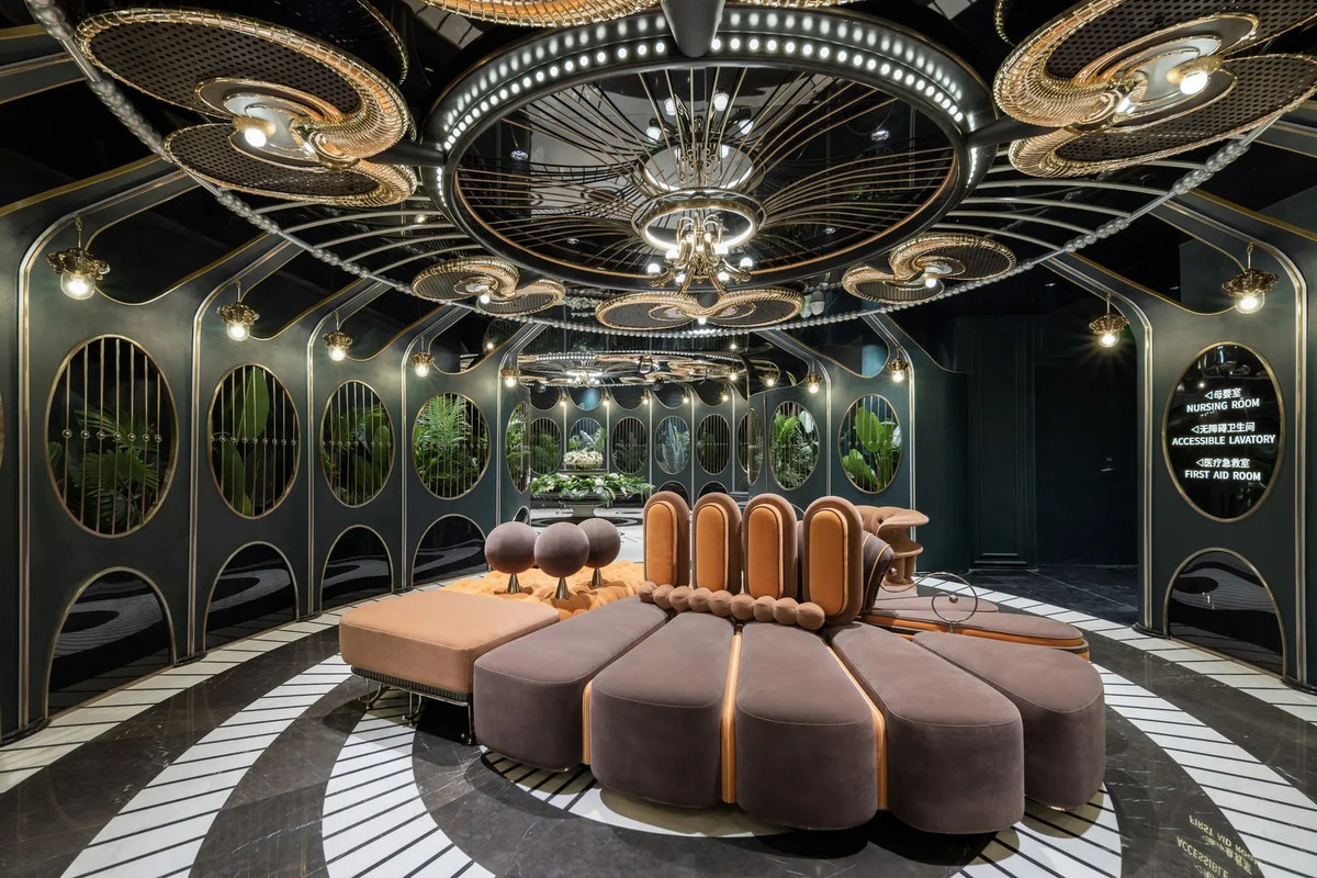 Lối vào được trang trí bởi cây xanh và hàng chục chiếc đèn khổng lồ chiếu từ trên cao với ánh sáng phản chiếu trên sàn nhà bóng loáng.