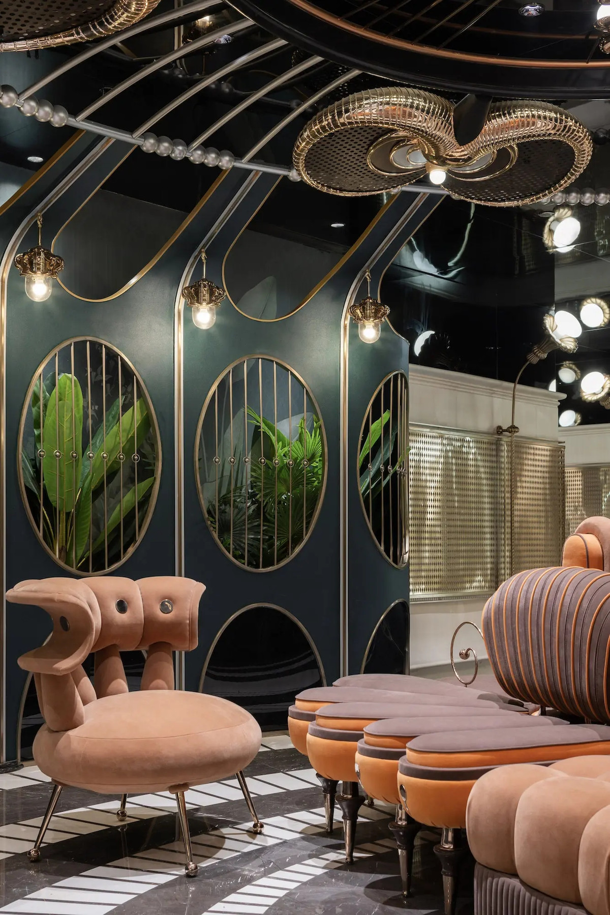 Cuối hành lang kỳ lạ này là khu vực tiếp khách hoàn chỉnh với ghế sofa lấy cảm hứng từ những cánh hoa.