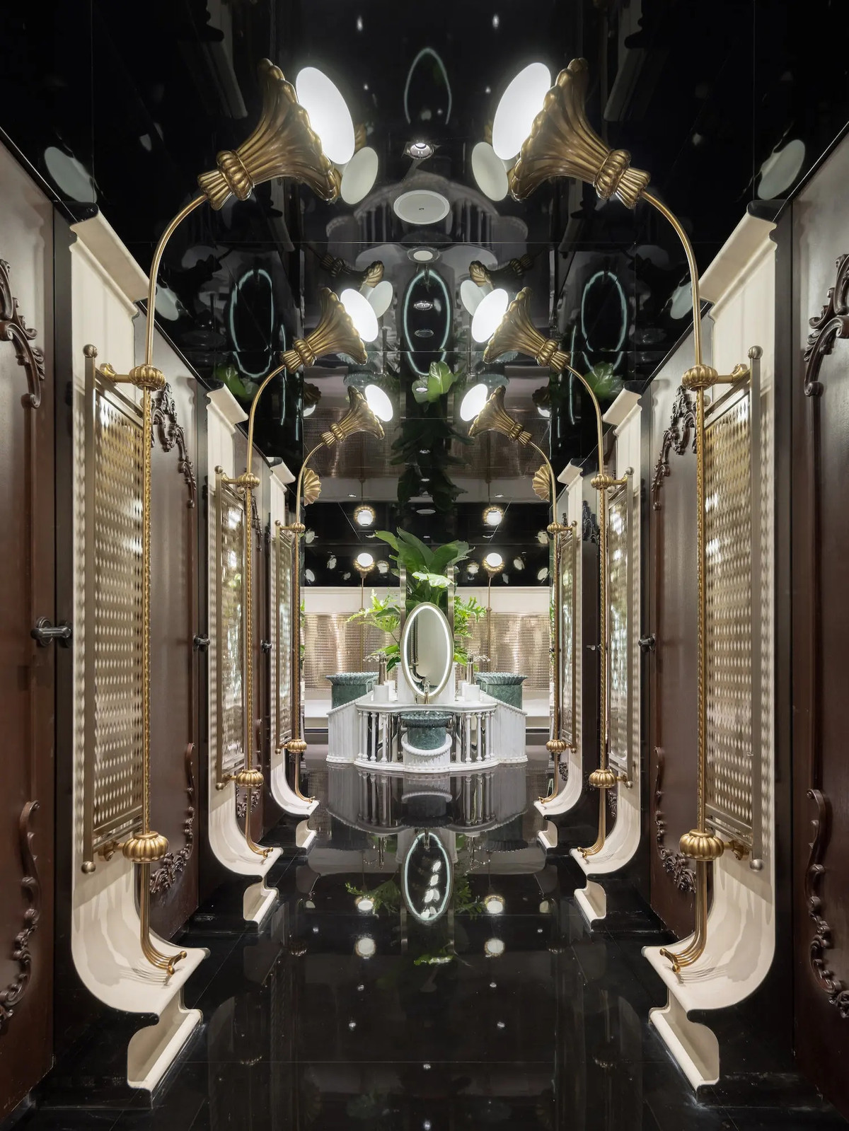 Kiến trúc sư đã giấu các dải đèn xung quanh trần nhà để làm dịu ánh sáng, nhằm tạo ra một bầu không khí nhẹ nhàng.