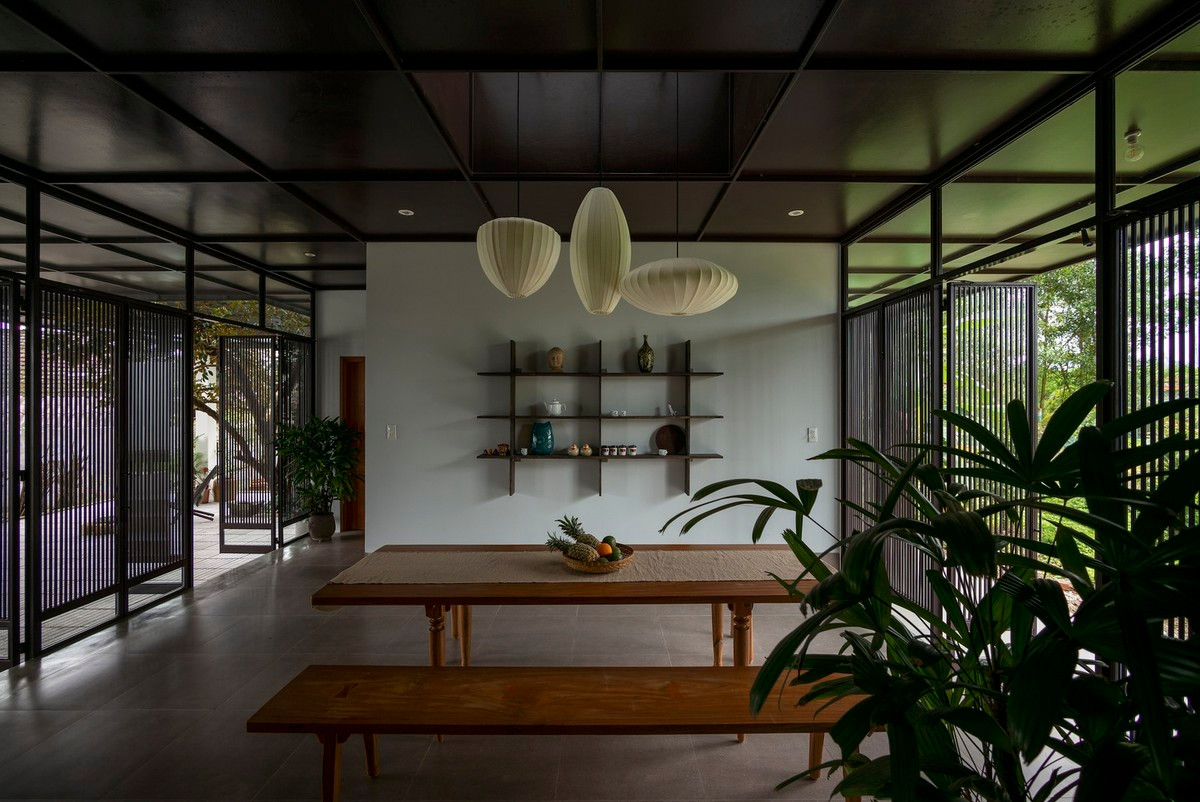 Nhà có 2 mặt thoáng nhìn ra vườn cây ăn trái và khoảng sân trước rộng rãi.