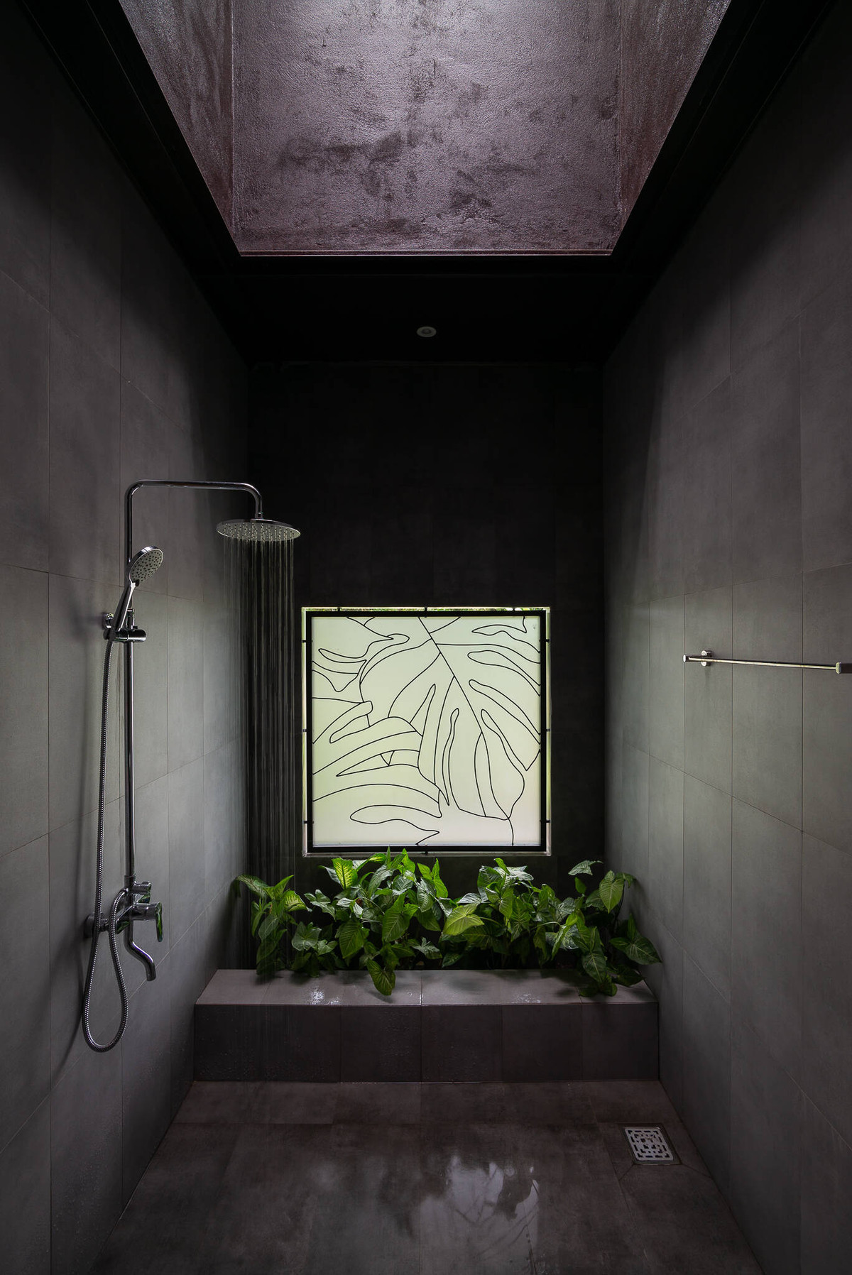 Phòng tắm với tông màu xám bê tông nhẹ nhàng, có đầy đủ thiết bị hiện đại. Nguồn ảnh: Quang Dam