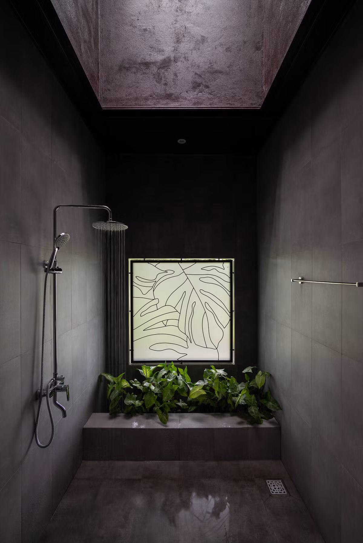 Phòng tắm với tông màu xám bê tông nhẹ nhàng, có đầy đủ thiết bị hiện đại. Nguồn ảnh: Quang Dam