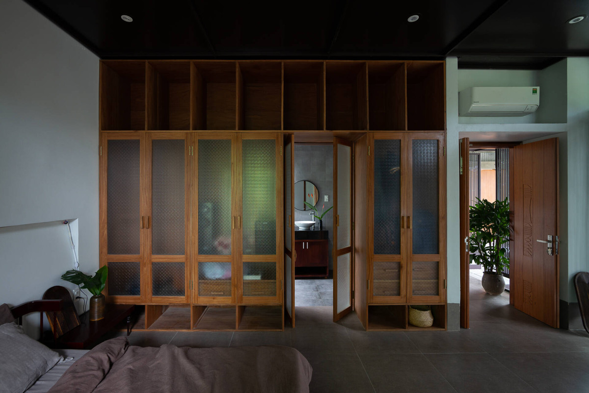 Hệ tủ gỗ mộc mạc gợi nhắc hình ảnh quen thuộc của làng quê.