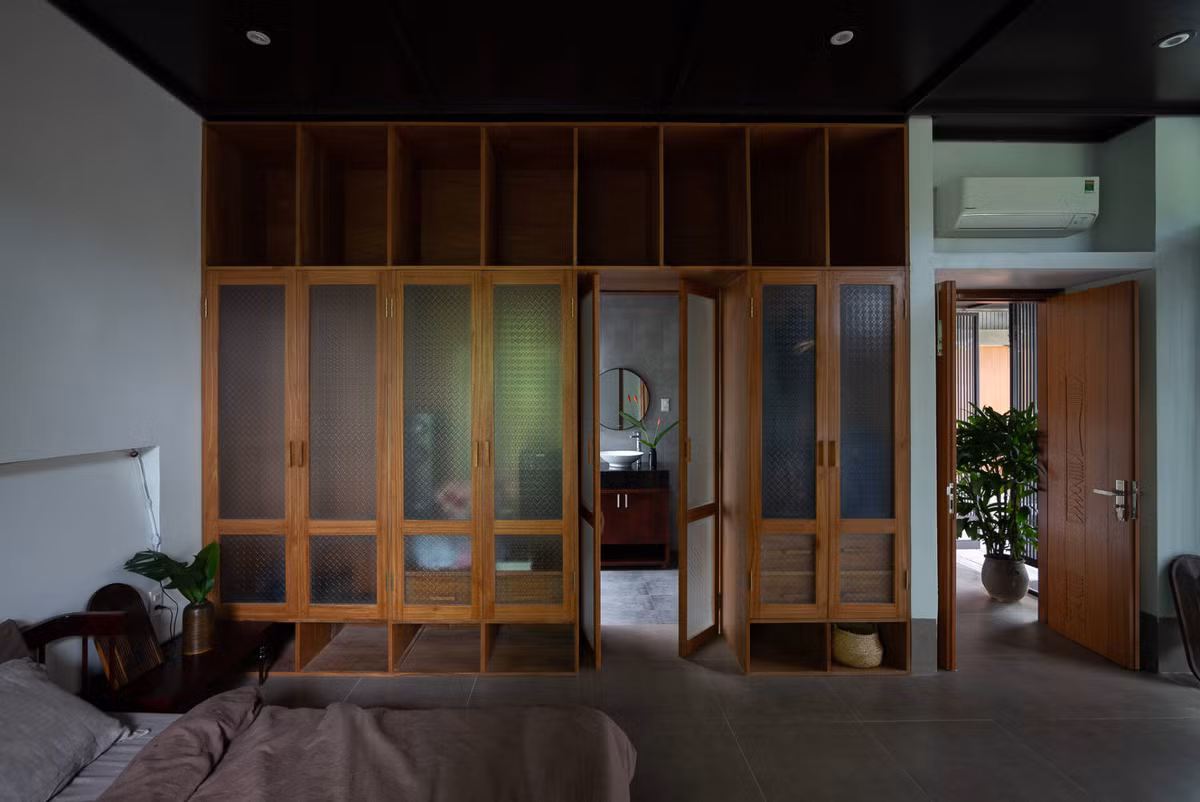 Hệ tủ gỗ mộc mạc gợi nhắc hình ảnh quen thuộc của làng quê.