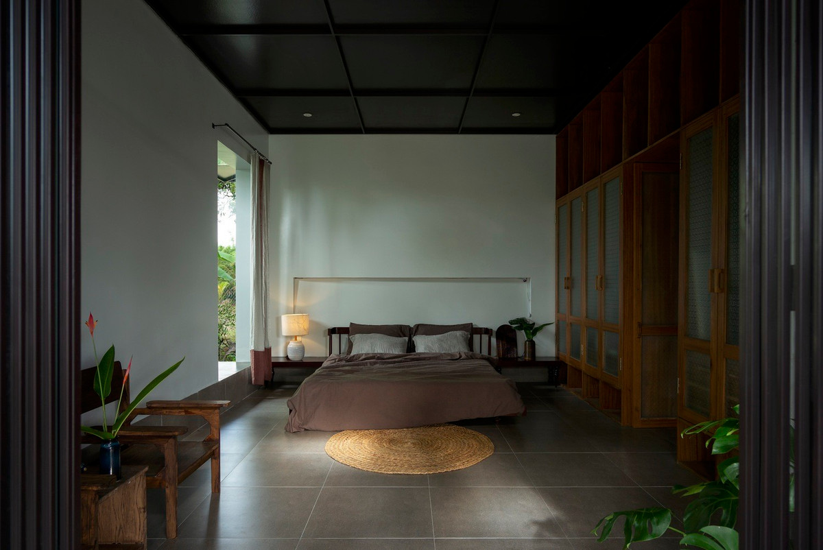 Phòng ngủ tối giản, tận dụng tối đa ánh sáng tự nhiên.