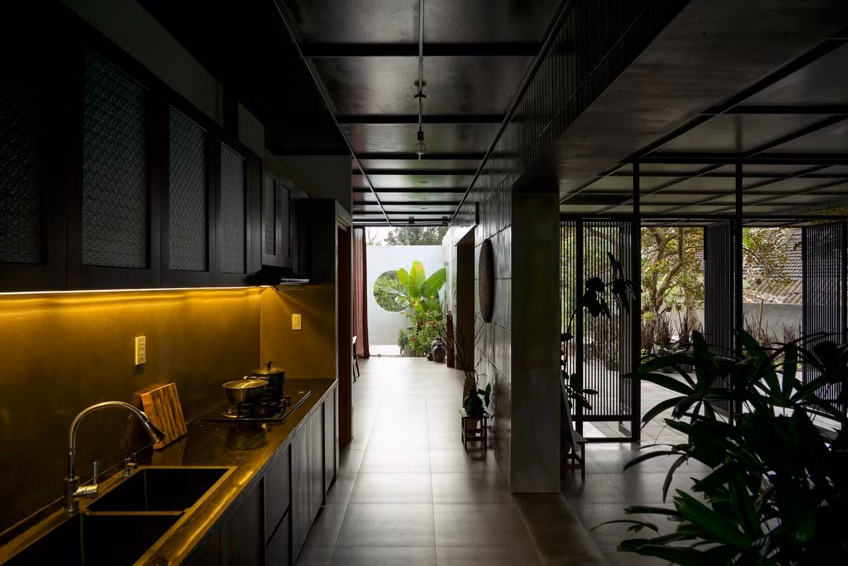 Hệ thống trần phẳng có chiều cao thấp, trải dài theo khối mái tạo nên một áp lực vô hình giúp mắt nhìn luôn có tiêu điểm theo phương ngang.