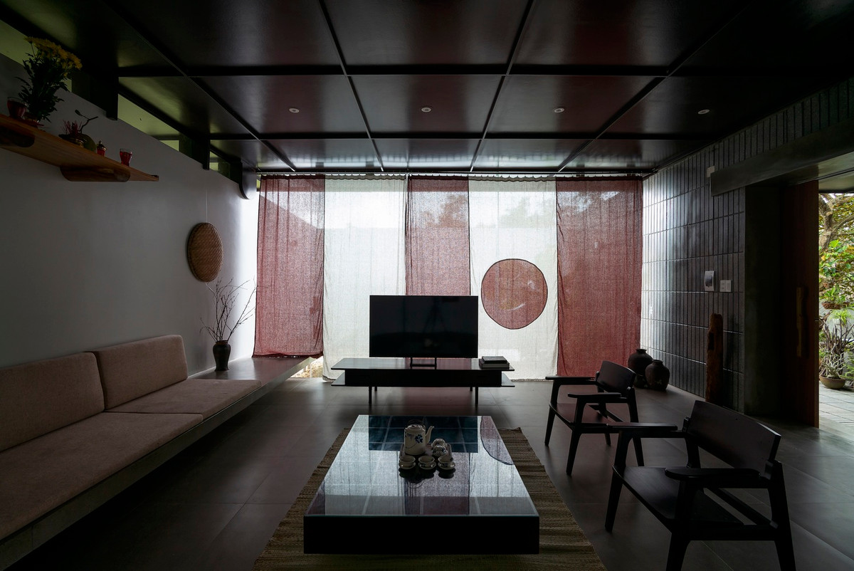 Đan xen với thiết kế nhà ở quê thân thuộc, các chi tiết vật liệu như sắt, gỗ, kính vừa góp phần tô điểm nét hiện đại, hợp thời cho không gian nhà cấp 4, vừa đáp ứng đầy đủ các tiện nghi sinh hoạt cơ bản.