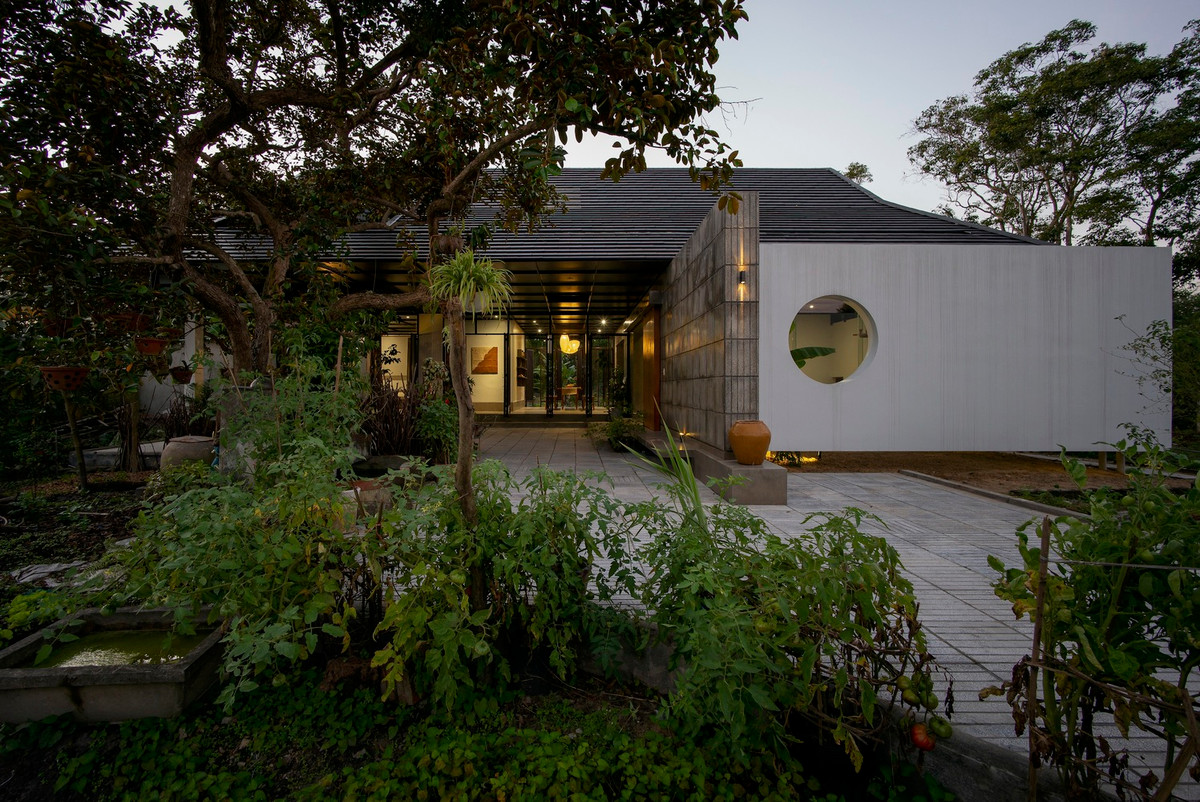 Mái nhà lớn và dày tạo không gian cách nhiệt trong khi mái hiên có độ mở lớn giúp điều tiết bóng râm và độ mát cho công trình, hạn chế sự khắc nghiệt của khí hậu miền Trung. Do đó, mái nhà có chức năng tương tự một chiếc điều hòa hai chiều.