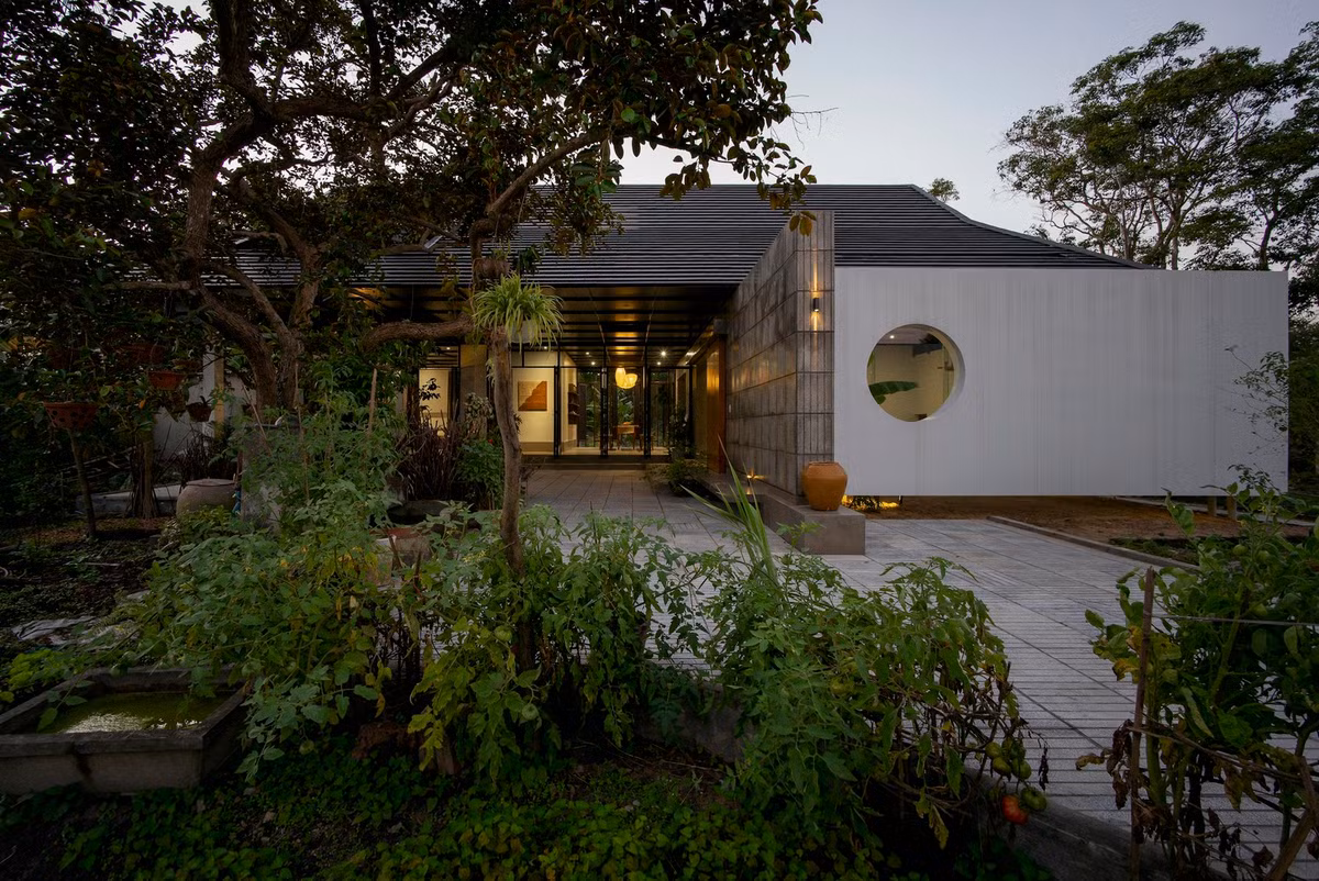 Mái nhà lớn và dày tạo không gian cách nhiệt trong khi mái hiên có độ mở lớn giúp điều tiết bóng râm và độ mát cho công trình, hạn chế sự khắc nghiệt của khí hậu miền Trung. Do đó, mái nhà có chức năng tương tự một chiếc điều hòa hai chiều.