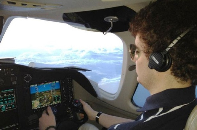 Victor Micula, con trai trùm tư bản Ioan Micula ở Romania, nổi tiếng với cuộc sống sang chảnh. Cậu khiến dân tình "lác mắc" vif thường lái trực thăng đến trường. Ảnh: CEN