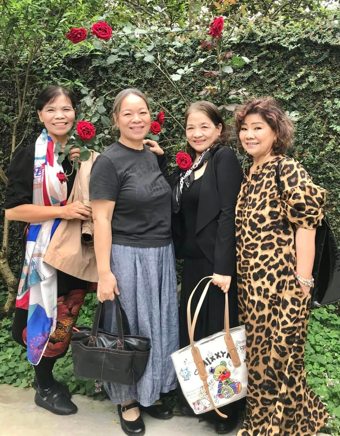 Mới đây, giọng ca "Tàu anh qua núi" khoe ảnh 4 chị em ruột của mình qua thăm nhà đồng thời hé lộ khu vườn tràn ngập sắc hương.