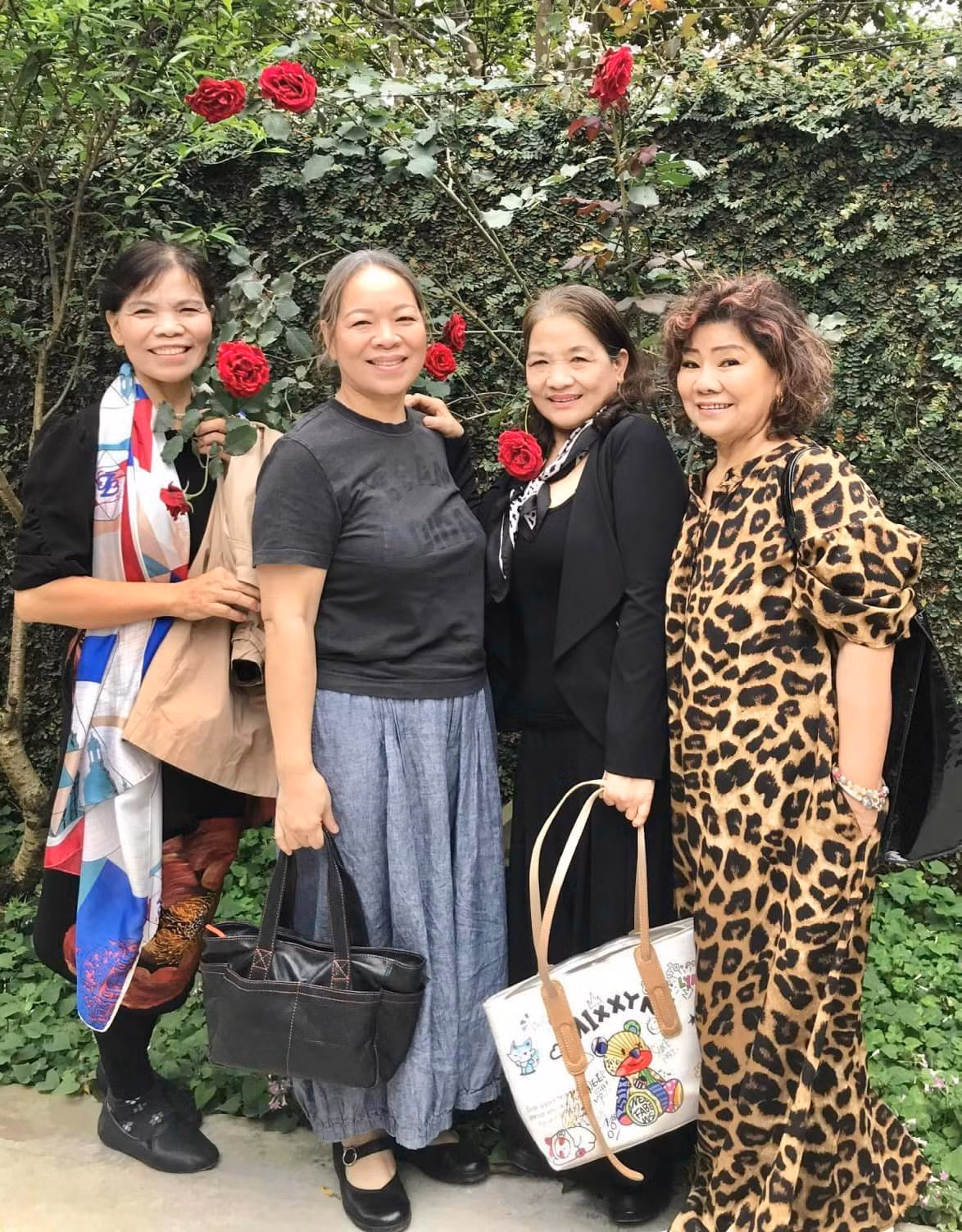 Mới đây, giọng ca "Tàu anh qua núi" khoe ảnh 4 chị em ruột của mình qua thăm nhà đồng thời hé lộ khu vườn tràn ngập sắc hương.