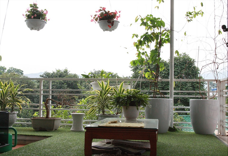 Không gian trước nhà thoáng đãng, gần gũi với thiên nhiên.