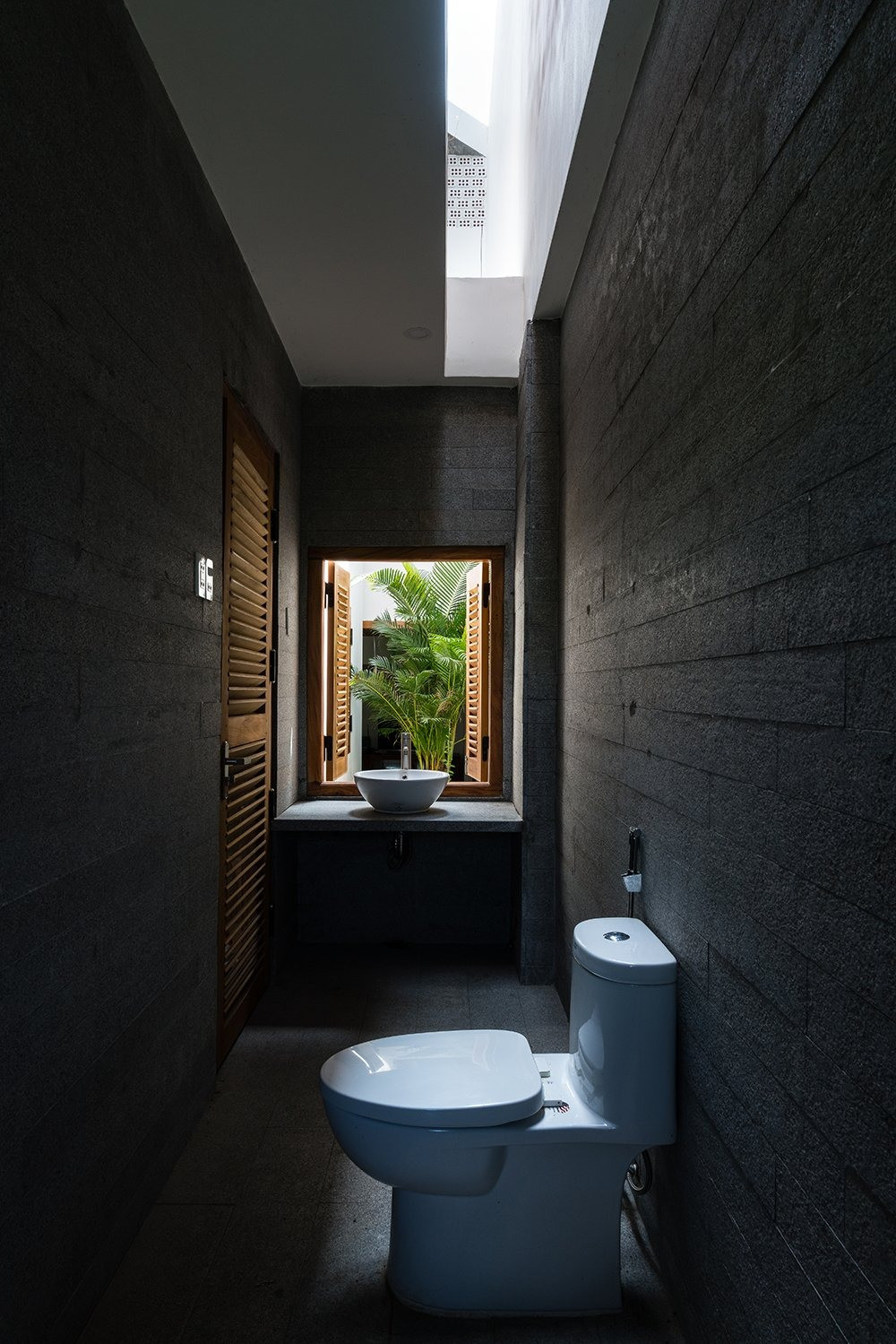 Phòng tắm thiết kế mở, gần gũi thiên nhiên. Nguồn ảnh: Quang Trần